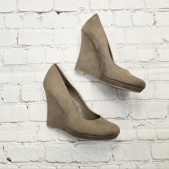 Natural Color Faux Suede Wedge Heels Women's Size 7 - Picture 1 of 6